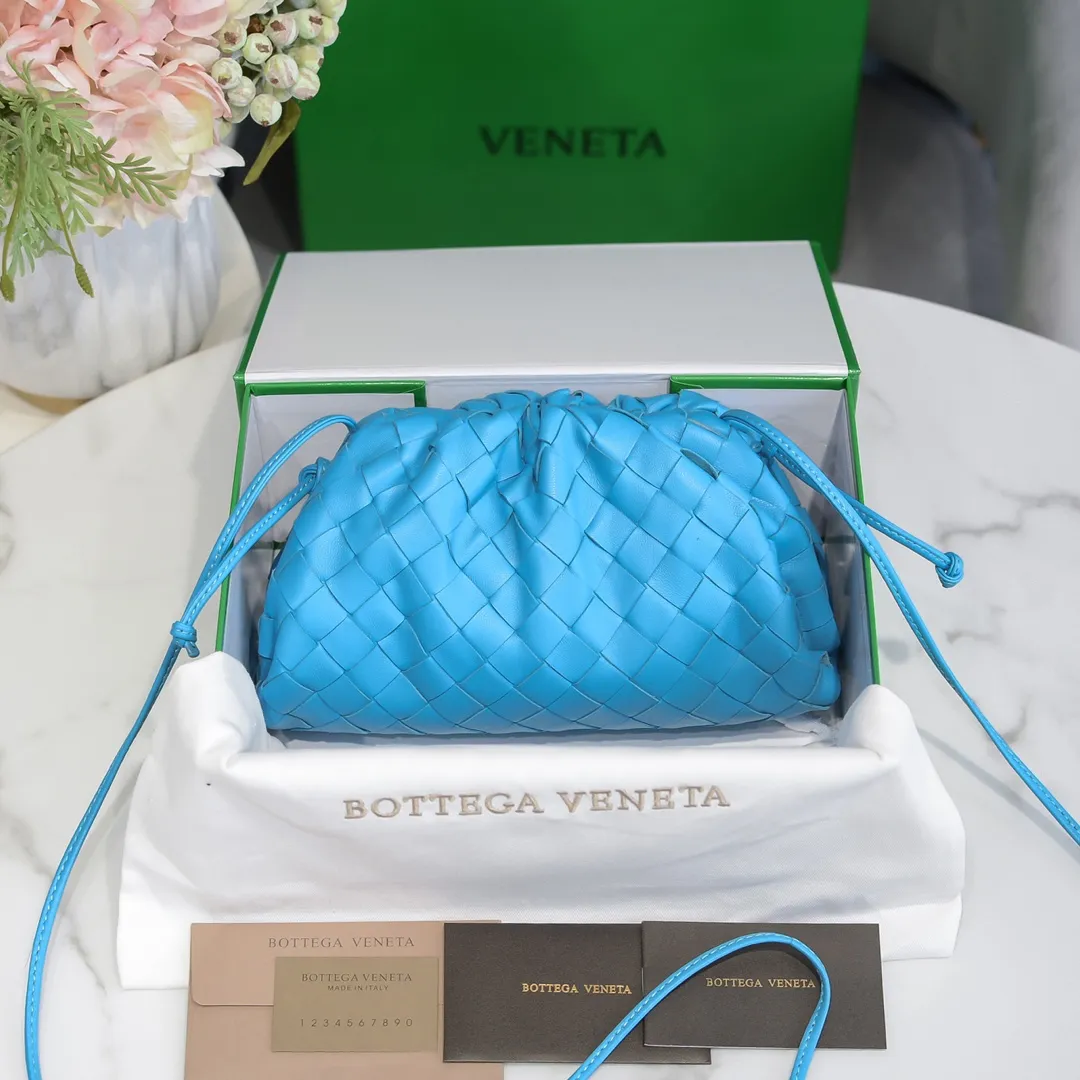 BV cloud bag is in stock, coarse weave, large plaid weave, the pouch cloud bag. Needless to say, this year's most popular bag is not without its reason. The minimalist and slightly wrinkled design is both advanced and a bit lazy. After the new designer came, he directly changed it to a large weave and became super young. It also has a touch of fashion. You must buy it. This year's must-have bag. Size: 22×12×7cm. Real shot ❤️